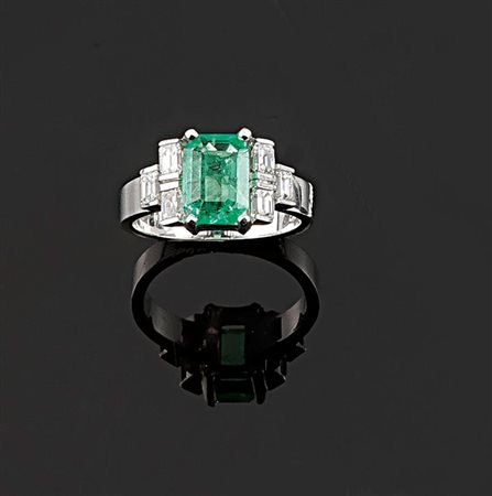 ANELLO Anello in oro bianco con al centro uno smeraldo di taglio rettangolare...