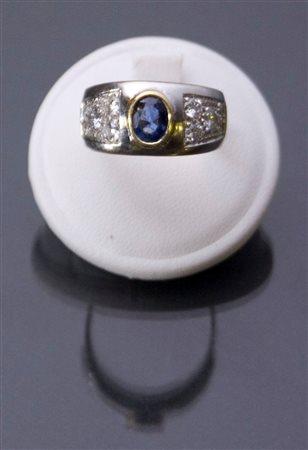 ANELLO Anello oro giallo con al centro zaffiro di taglio ovale ed ai lati...