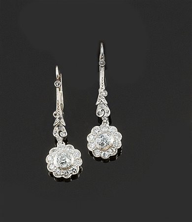 COPPIA DI ORECCHINI Coppia di orecchini pendenti in oro bianco con diamanti...