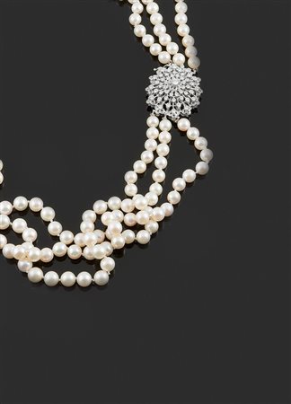 COLLANA DI PERLE Collana composta da tre fili di perle disposte a scalare, da...