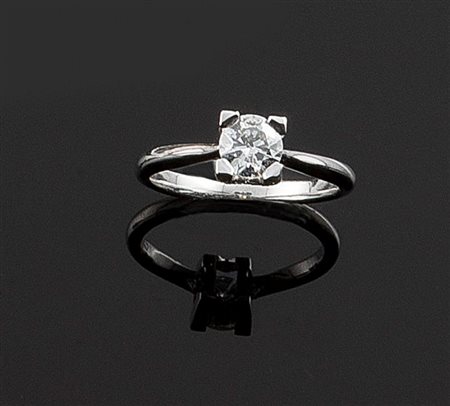 ANELLO Anello in oro bianco con al centro diamante solitario taglio brillante...