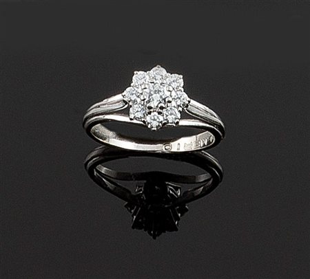 PALMERIO Anello in oro bianco, firmato "Palmerio", a forma di fiore con nove...