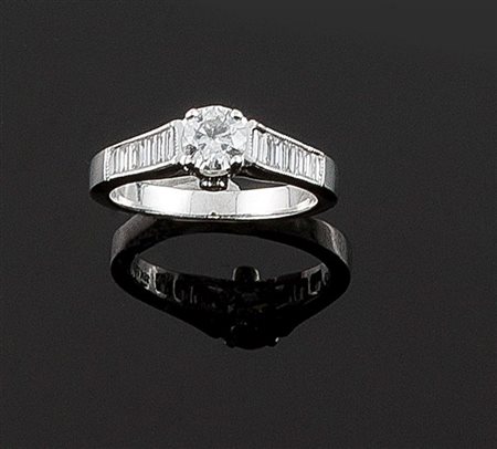 ANELLO Anello in oro bianco con al centro diamante solitario taglio brillante...