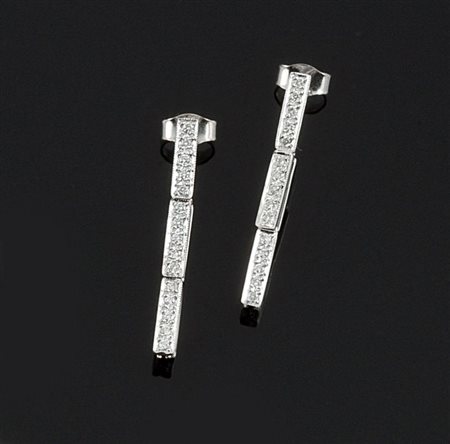 COPPIA DI ORECCHINI Coppia di orecchini in oro bianco composti da tre...