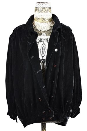 EMANUEL UNGARO Ampia giacca in velluto di seta nera di linea femminile,...