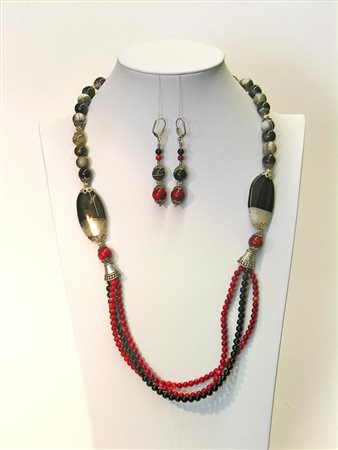 PARURE COMPOSTA DA COLLANA E ORECCHINI IN PIETRE DURE lung. cm 80 produzione...