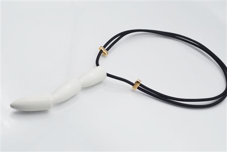 CIONDOLO CALLA IN ORO ROSA E KOGOLONG, VHERNIER Calla a tre settori conici in...