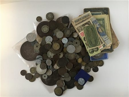 ITALIA, MONDIALI 
Lotto formato da oltre 100 monete di varie epoche e periodi.