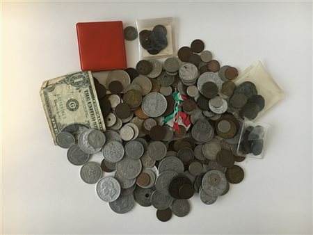 MONETE 
Corposo lotto formato da centinaia di monete di varie epoche e provenie