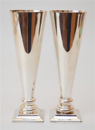 COPPIA DI CALICI IN ARGENTO 800 h cm 19 g 379 circa, punzone 800 Buone...