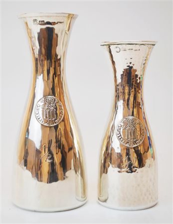 LOTTO DI DUE CARAFFE IN ARGENTO 800 al centro decorate da uno stemma...