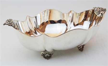 CENTROTAVOLA IN ARGENTO 800, BELLOTTO di forma ovale con profili ondulati,...