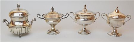 LOTTO DI QUATTRO OGGETTI IN ARGENTO 800 formato da quattro zuccheriere...