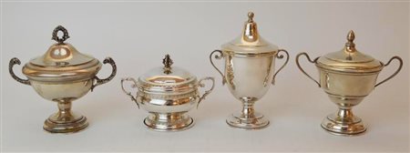 LOTTO DI QUATTRO OGGETTI IN ARGENTO 800 formato da quattro zuccheriere...