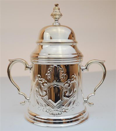 ZUCCHERIERA IN ARGENTO 800 biansato e decorato al centro da uno stemma...