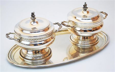 LOTTO DI TRE PEZZI IN ARGENTO 800 costituito da un vassoio ovale di cm 24x14...