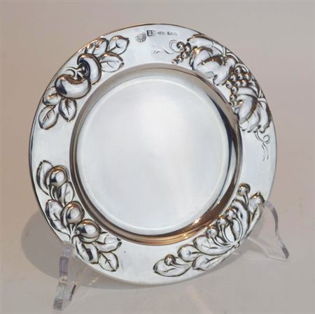 PICCOLO PIATTO IN ARGENTO 800 realizzato a mano con una lavorazione a sbalzo...