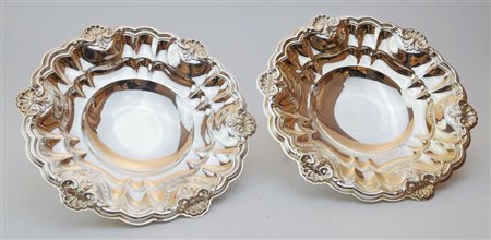 COPPIA DI ALZATINE IN ARGENTO 800 di forma rotonda e profilo sagomato,...