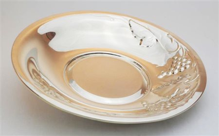 PIATTO IN ARGENTO 925 di forma rotonda realizzaro a sbalzo con decori...