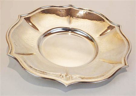 PIATTO IN ARGENTO 800 di forma circolare sagomata, realizzaro a sbalzo...