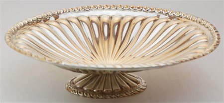 ALZATINA IN ARGENTO 800 di forma rotonda, realizzata a sbalzo e cesello con...