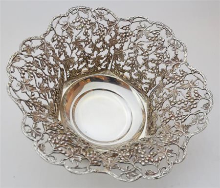 CESTINO IN ARGENTO 800, CORRADO realizzato a traforo seguendo decori a motivi...