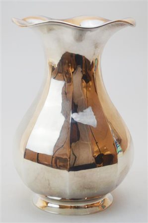 VASO IN ARGENTO 800 realizzato con un corpo piriforme costlato h cm 18 g 352...