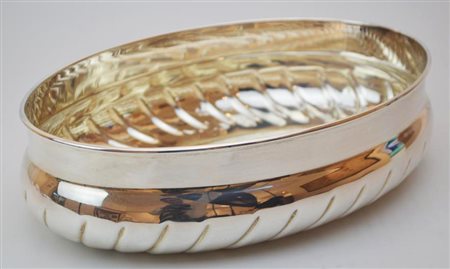 CENTROTAVOLA IN ARGENTO 800 di forma ovale, realizzato con tecniche di sbalzo...