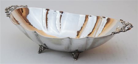 CENTROTAVOLA IN ARGENTO 800 di forma ovale decorata da un corpo costolato a...