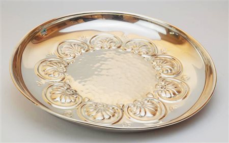 CENTROTAVOLA IN ARGENTO 925 di forma rotonda, sbalzato e cesellato diametro...