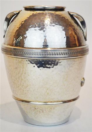 VASO IN ARGENTO 800 biansato e realizzato a mano con tecniche di sbalzo e...