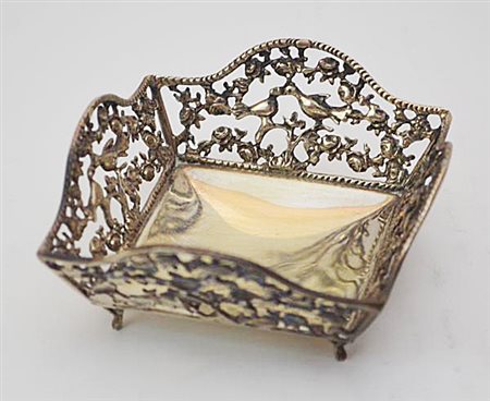 PICCOLO CESTINO IN ARGENTO 800 realizzato a traforo e decorato con motivi a...