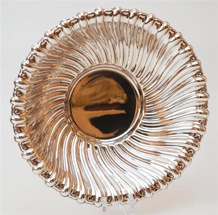 PIATTO IN ARGENTO 800 realizzato a sbalzo con un corpo nervato a torchon cm...