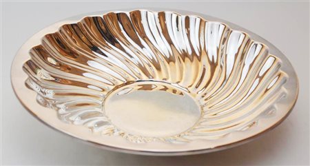 PIATTO IN ARGENTO 800 di forma rotonda realizzaro a sbalzo con larghe...