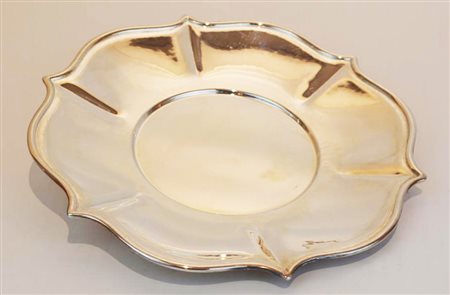 PIATTO IN ARGENTO 800 di forma circolare sagomata, realizzaro a sbalzo...