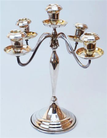 UN CANDELIERE A CINQUE FUOCHI IN ARGENTO 800 realizzato con tecnica a sbalzo...