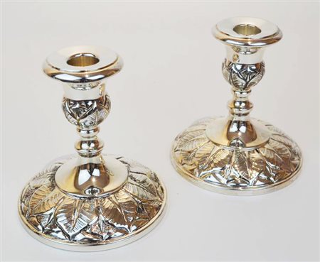 COPPIA DI CANDELIERI IN ARGENTO finemente decorati a sbalzo e cesello...