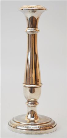 CANDELIERE AD UN FUOCO IN ARGENTO 925 realizzato a sbalzo e cesello seguendo...