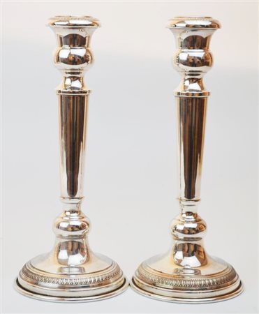 COPPIA DI CANDELIERI IN ARGENTO 800 realizzati a sbalzo e cesello con motivi...