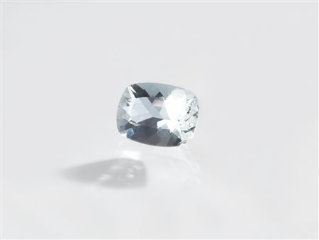 QUARZO DI CT 8.92 di di colore verde e forma rettangolare a lati curvi,...