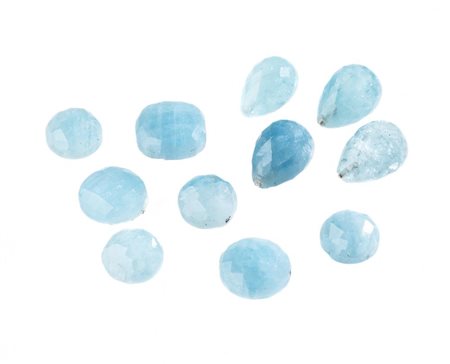 LOTTO DI UNDICI ACQUEMARINE di forme a goccia, ovale e rotonda, taglio...