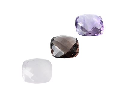 UN QUARZO FUMΙ, UN QUARZO ROSA ED UNAMETISTA PER CT 111 CIRCA di forma...