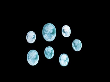 LOTTO DI SETTE CAMMEI IN CALCEDONIO VERDE di forma ovale intagliati a profili...