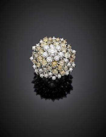 Anello in oro bianco con diamanti fancy e incolori di varie forme per complessi