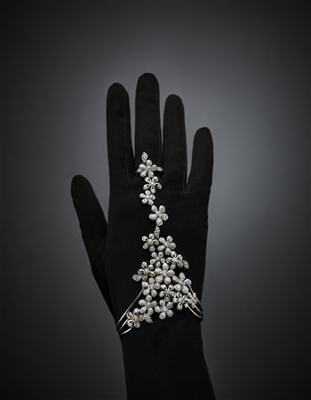 DI GREGORIO
Handjewel bouquet (gioiello da mano) rifinito con diamanti per comp