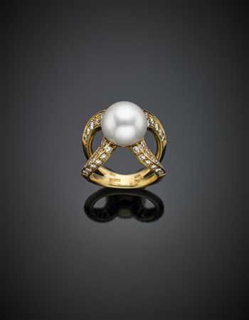 SCAVIA
Anello in oro giallo con gambi sagomati perla coltivata centrale di mm 1