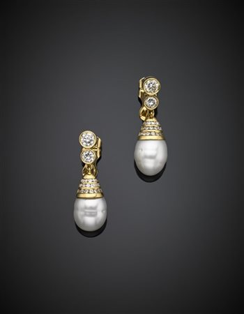 Orecchini pendenti in oro giallo, perle South Sea di mm 10,70x12 circa e diaman