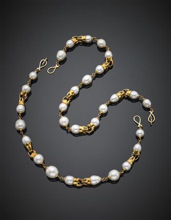 LUISA DI GRÉSY
Lunga collana in oro giallo e perle coltivate bianche South-Sea