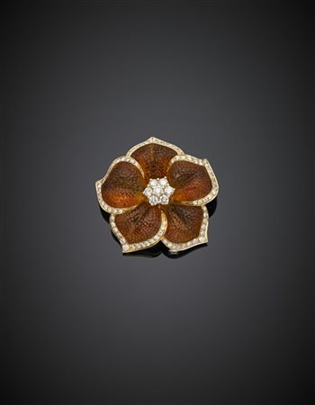 DE AMBROSI
Spilla in oro giallo a guisa di primula con petali in quarzo scolpit
