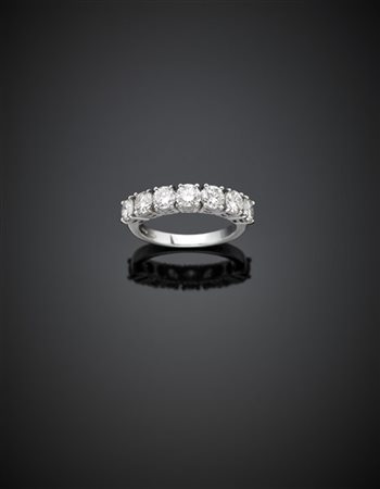 DI GREGORIO
Anello rivière in oro bianco con sette diamanti per complessivi ct.